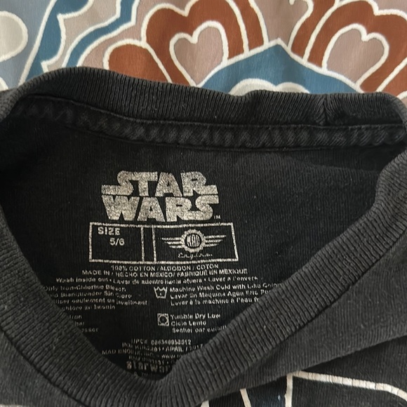 Star Wars lightsaber graphic size 5/6 tee - Picture 3 of 3